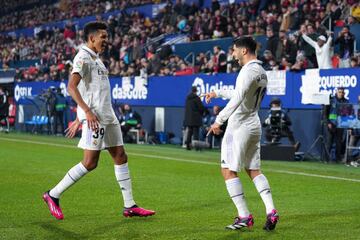 Asensio celebra su gol con Álvaro Rodríguez.