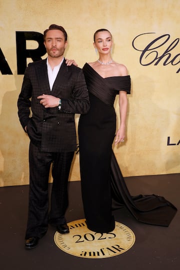 Ed Westwick (izquierda) y Amy Jackson posan para los fotógrafos a su llegada al evento benéfico de amfAR Cinema.