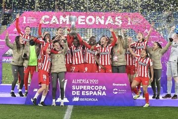 La jugadoras del Atlético de Madrid celebrando la Supercopa de España.