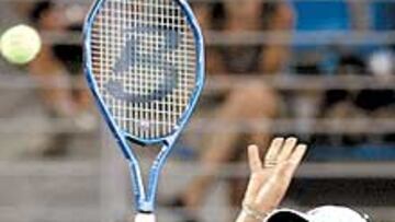 <b>MAESTRA. </b>Martina ejecuta una volea en el partido de ayer.