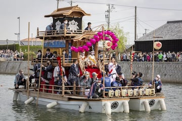 Uno de los relevistas porta la antorcha olímpica a bordo de un Barco Chintoro, una embarcación típica japonesa utilizada durante un festival local en Handa, en la prefectura de Aichi, que se remonta al Periodo Edo (1603-1868). La llama olímpica recorrerá cada rincón de Japón, por tierra y por agua, hasta el día de la inauguración de los Juegos.