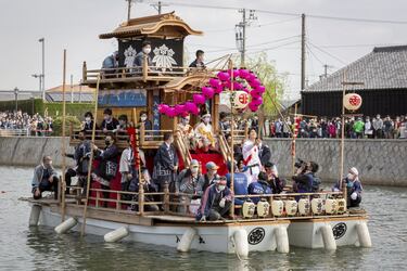 Uno de los relevistas porta la antorcha olímpica a bordo de un Barco Chintoro, una embarcación típica japonesa utilizada durante un festival local en Handa, en la prefectura de Aichi, que se remonta al Periodo Edo (1603-1868). La llama olímpica recorrerá cada rincón de Japón, por tierra y por agua, hasta el día de la inauguración de los Juegos.
