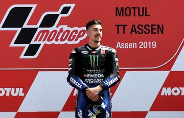 Maverick Viñales en el podio del Gran Premio de Hoalnda. 