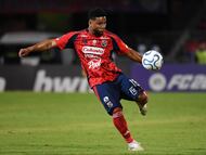 Independiente Medellin's defender #18 Frank Fabra kicks the ball during the Copa Libertadores group stage football match between Colombia's Independiente Medellin and Argentina's Estudiantes de La Plata at the Atanasio Girardot stadium in Medellin, Antioquia department, Colombia, on April 8, 2026. (Photo by Jaime SALDARRIAGA / AFP)