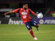 Independiente Medellin's defender #18 Frank Fabra kicks the ball during the Copa Libertadores group stage football match between Colombia's Independiente Medellin and Argentina's Estudiantes de La Plata at the Atanasio Girardot stadium in Medellin, Antioquia department, Colombia, on April 8, 2026. (Photo by Jaime SALDARRIAGA / AFP)