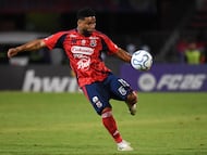 Independiente Medellin's defender #18 Frank Fabra kicks the ball during the Copa Libertadores group stage football match between Colombia's Independiente Medellin and Argentina's Estudiantes de La Plata at the Atanasio Girardot stadium in Medellin, Antioquia department, Colombia, on April 8, 2026. (Photo by Jaime SALDARRIAGA / AFP)