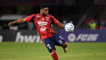 Independiente Medellin's defender #18 Frank Fabra kicks the ball during the Copa Libertadores group stage football match between Colombia's Independiente Medellin and Argentina's Estudiantes de La Plata at the Atanasio Girardot stadium in Medellin, Antioquia department, Colombia, on April 8, 2026. (Photo by Jaime SALDARRIAGA / AFP)
