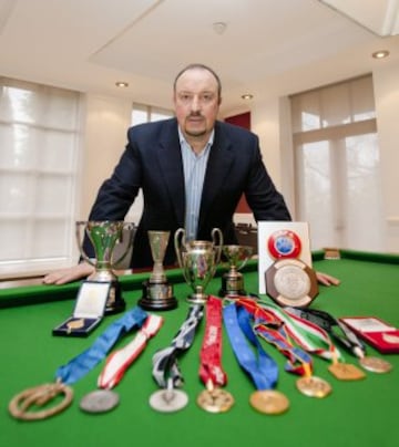 Rafa Benitez, entonces en el Liverpool, posa con los trofeos conseguidos hasta 2011.