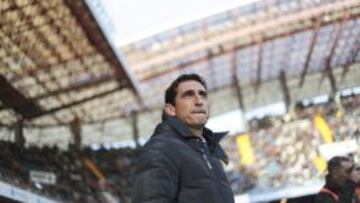 El entrenador del Zaragoza Manolo Jiménez durante el partido correspondiente a la trigésima jornada de Liga que disputan frente al Deportivo hoy en el estadio Riazor de A Coruña. EFE/Cabalar