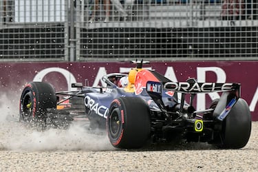 Max Verstappen perdió el control de su Red Bull en la curva 1 durante su primera vuelta rápida de la clasificación.