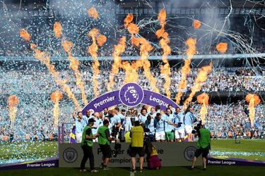 La plantilla del City celebra su título liguero.
