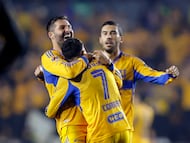 Soccer Football - Liga MX - Semi Final - Second Leg - Tigres UANL v Cruz Azul - Estadio Universitario, Monterrey, Mexico - December 6, 2025 Tigres UANL's Andre-Pierre Gignac celebrates with Angel Correa after the match REUTERS/Daniel Becerril