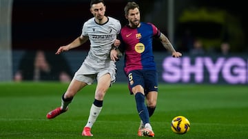 BARCELONA, 27/03/2025.- El defensa del F.C. Barcelona Iñigo Martínez (d) disputa un balón con el delantero del Osasuna Raúl García durante el partido de LaLiga entre FC Barcelona y CA Osasuna en el Estadio Olímpico de Montjuic, este jueves en Barcelona. EFE/ Alejandro Garcia