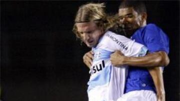 DUELO INTENSO. En la imagen, el futbolista del Cruzeiro Leonardo Silva pelea un balón con Maxi López.