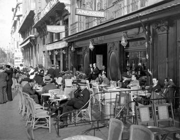 Un café al aire libre en la calle Alcalá de Madrid, España, alrededor de 1926