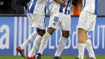 <b>ESPECTACULAR. </b>Mtiliga se dirige hacia la piña que se forma alrededor de Eliseu, con Sandro Silva y Kris abrazando al portugués.