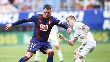 Kike García disputa un balón ante Toni Kroos