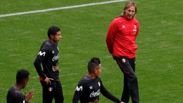 El seleccionador de Perú varió su equipo en el último entrenamiento cuando apenas restan cuatro días para el estreno en el Mundial ante Dinamarca.