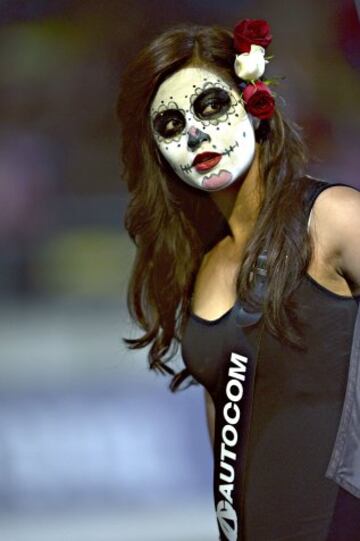 Las Catrinas se dieron una vuelta por los estadios de fútbol de México en el Día de Muertos.