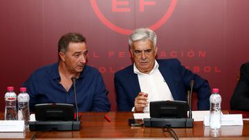 El presidente interino de la Federaci¨®n Espa?ola de F¨²tbol, Pedro Roch (d), junto al de la Federaci¨®n de F¨²tbol de la Comunidad Valenciana, Salvador Gomar Fayos (i), durante la reuni¨®n "extraordinaria y urgente" de la Comisi¨®n de Presidentes de Federaciones de ?mbito Auton¨®mico y Territoriales celebrada este lunes en Madrid. El primer punto del orden del d¨ªa abordar¨¢ el an¨¢lisis de la situaci¨®n actual y la evaluaci¨®n de las decisiones a adoptar tras el caso Rubiales. EFE/ Eidan Rubio / RFEF S?LO USO EDITORIAL / S?LO DISPONIBLE PARA ILUSTRAR LA NOTICIA QUE ACOMPA?A (CR?DITO OBLIGATORIO)
