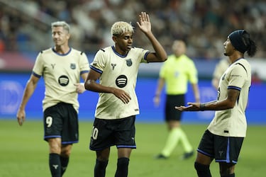 Pocos minutos después, Lamine Yamal anotó el 0-2. El delantero español cruzó un tiro al palo corto en el que el portero coreano pudo hacer más.