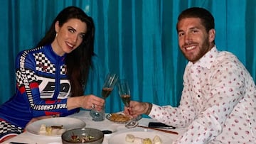 Pilar Rubio y Sergio Ramos brindando durante una cena el 17 de marzo de 2019, d&iacute;a del 41&ordm; cumplea&ntilde;os de la presentadora.