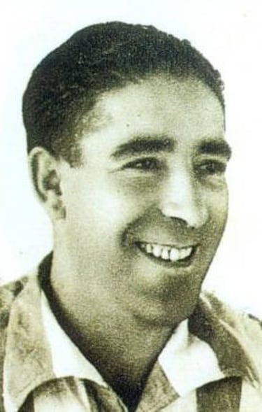 De 1931 a 1934, ele tocou com Alawler até 1934. Ele foi a temporada de 1941/42 vestindo sua camisa.
