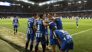 Los jugadores del Deportivo celebran el gol de Villares a la Ponferradina.