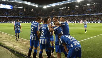 Los jugadores del Deportivo celebran el gol de Villares a la Ponferradina.