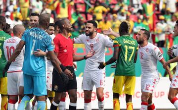 Soccer Football - Africa Cup of Nations - Group F - Tunisia v Mali - Limbe Omnisport Stadium, Limbe, Cameroon - January 12, 2022  Tunisia players appeal to referee Janny Sikazwe for a penalty as they wait for a review from VAR REUTERS/Mohamed Abd El Ghany