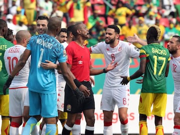 Soccer Football - Africa Cup of Nations - Group F - Tunisia v Mali - Limbe Omnisport Stadium, Limbe, Cameroon - January 12, 2022  Tunisia players appeal to referee Janny Sikazwe for a penalty as they wait for a review from VAR REUTERS/Mohamed Abd El Ghany