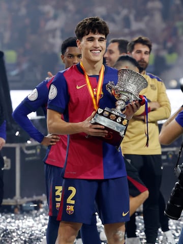 Curbas con el trofeo de la Supercopa de Espa?a.