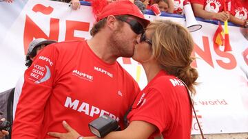 Antonio 'Ñeti' Cuervas Mons se despide de Maria Muiña, su esposa y fotógrafa del equipo español 'Mapfre', en la salida de la Vuelta al Mundo.