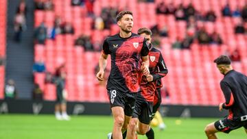 BILBAO (PAÍS VASCO), 08/12/2024.- El defensa del Athletic Club de Bilbao Óscar de Marcos (c) calienta este domingo, en el partido de la jornada 16 de LaLiga EA Sports, en el estadio de San Mamés, en Bilbao. EFE/ Javier Zorrilla
