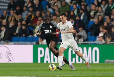 Randy Nteka intenta evitar el avance de Dani Ceballos con la pelota