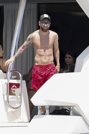 La familia Messi-Roccuzzo disfruta de unas id¨ªlicas vacaciones a bordo de un c¨®modo barco por las costas de las Islas Pitiusas.