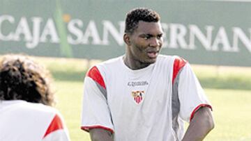 <b>REAPARECE. </b>Aziza Makukula podría vestir el sábado la camiseta del Sevilla en Liga.