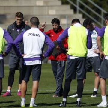 INSTRUCCIONES. Pablo Franco entrenando al Getafe.