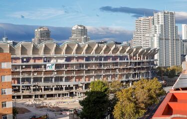 El diseño busca recuperar la sensación y el ambiente del antiguo Mestalla, con proximidad al terreno de juego para crear una atmósfera de intimidación.