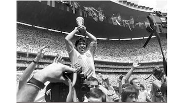 Maradona, en 10 productos: camisetas, documentales, pósters y más para recordar al astro argentino