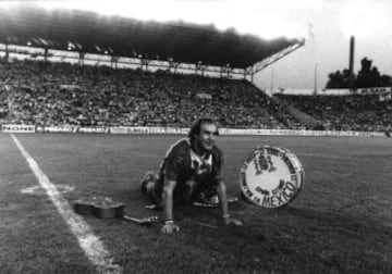 Todos tenemos en nuestra memoria un seguidor infatigable. Desde 1979 acompaña a la Selección Española de fútbol por todo el mundo con su camiseta de la selección, su enorme boina y su característico bombo.En la imágen animando a la selección española en el mundial de Mexico.