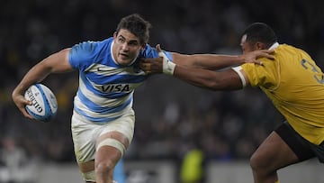 Pablo Matera pugna un bal&oacute;n con Sekope Kepu durante un partido del Rugby Championship de 2016 entre Argentina y Australia.