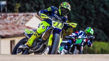 Valentino Rossi haciendo dirt track en su rancho.