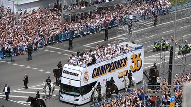 Los jugadores del Real Madrid saludan desde el autobús a los aficionados en la Plaza de Cibeles tras visitar las sedes de la Comunidad de Madrid y el Ayuntamiento de la capital como parte de los actos de celebración de la trigésimo sexta Liga conseguida por el equipo, este domingo en Madrid.