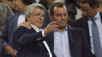 Enrique Cerezo, junto a su homólogo azulgrana, Sandro Rosell, en el palco del Camp Nou.