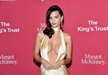 Emily Ratajkowski posa en la alfombra roja de los The King's Trust Global celebrados en Nueva York.