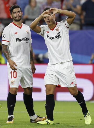 El delantero francés del Sevilla Ben Yedder celebra tras marcar su tercer gol ante el Maribor, durante el partido de la segunda jornada de la fase de grupos de la Liga de Campeones 