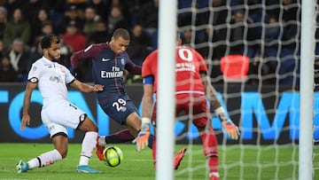 Valentin Rosier presiona a Kylian Mbappe durante un partido entre el Dijon y el PSG.