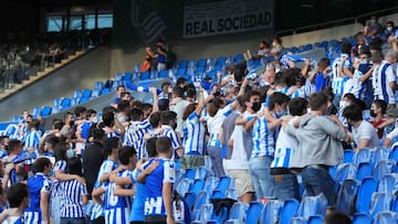 Los aficionados del Real Sociedad animan en las gradas del Reale Arena.