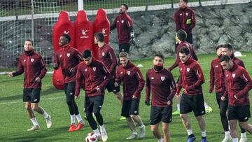 Los jugadores del Athletic Club de Bilbao durante el entrenamiento que realizan hoy para preparar el partido de vuelta de octavos de final de la Copa del Rey del miércoles ante el Sevilla en el Ramón Sánchez Pizjuán.